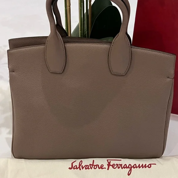 ⭐️NWT! Salvatore Ferragamo -The Studio Bag- Med/Org. Price $3,250 + tax - Picture 5 of 16